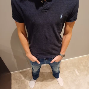 RALPH LAUREN PIKÉ - Vi säljer nu denna Ralph Lauren pikén i fint skick, storleken är M men sitter lite mer som S Han på bilden är 175cm. Bara att skriva vid funderingar🙌 