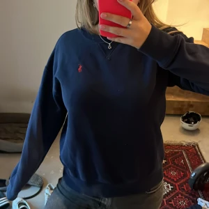 Ralph Lauren sweatshirt ❤️ - Superfin sweatshirt från Ralph Lauren! Storlek s❤️ nästan aldrig använd. Nypris:2000kr