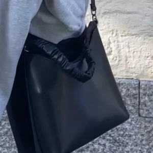 Svart väska  - Väska från Zalando, bra skick!