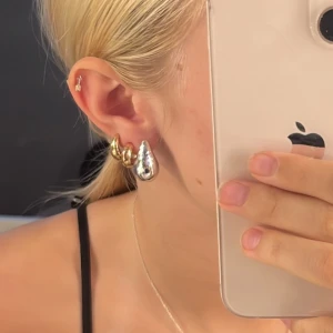 Örhängen  - Säljer dessa då jag bara använder guld. Superfina och köpta på en marknad i spanien så de är inte äkta.🩷