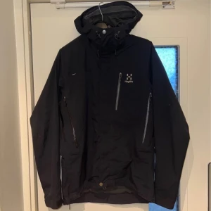 Haglöfs jacka storler S/M - Haglöfs Regnjacka  Fel fri och den är i nyskick !  • Gortex • Storlek S, passar M 