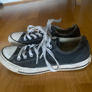 Converse Chuck Taylor All Star Low Top - Jätte fina low converse som inte alls är slitna men köptes för ett par år sedan. Enkelt att styla!
