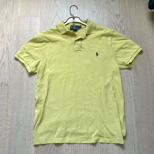  Ralph Lauren piké  - Ralph Lauren piké gul skick 9/10 storlek L