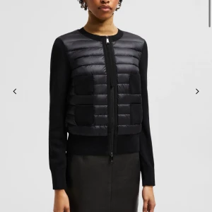 Moncler cardigan - Intressekoll på en svart Moncler cardigan i storlek S/M. Den är äkta, label finns kvar. Använd ett fåtal gånger, hör av dig för mer bilder. Nypris: 10 000 kr. Säljer vid snabb affär 4500 kr.