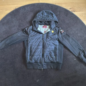 Parajumper Cardigan jacka - Köpte denna för runt 1 år sen, har använts fåtal gånger under en månads period tills den fick hänga i garderoben tillslut. Ingenting e sönder eller felaktigt på jackan. Storlek M, köpt för 3899kr. Pris går att diskutera!!!!
