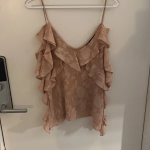 Zara linne - Säljer denna skit snygga o trendiga linnet från Zara!! Tröjan är i nyskick💕💕