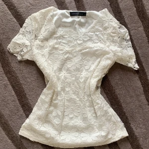 Söt vit spetstopp - Söt, vit spetstopp i storlek S som är lite för stor på mig ❤️❤️