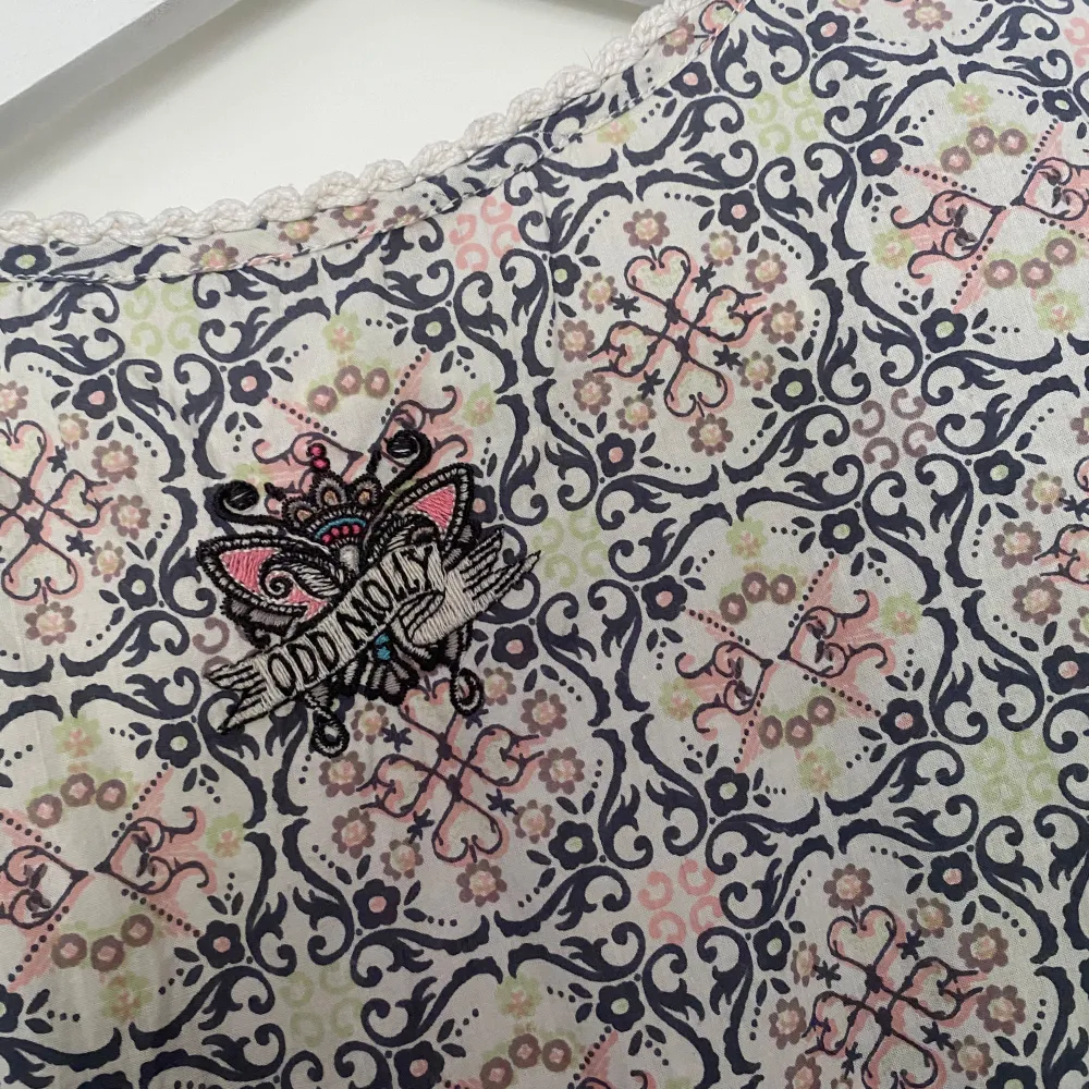 Säljer en superfin mönstrad klänning från Odd Molly i storlek Xs. Klänningen har ett vackert blommigt mönster i olika färger som blå, rosa och beige. Den är kortärmad och har en knytning framtill. Perfekt för sommar och vår! 💖. Mekot.