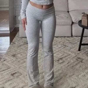 Gråa yoga byxor från Nelly! - Säljer då jag inte använder dem 💕byxorna är i storlek S och är långa. Passar mig som är 173 perfekt. Byxorna har heller inga defekter 