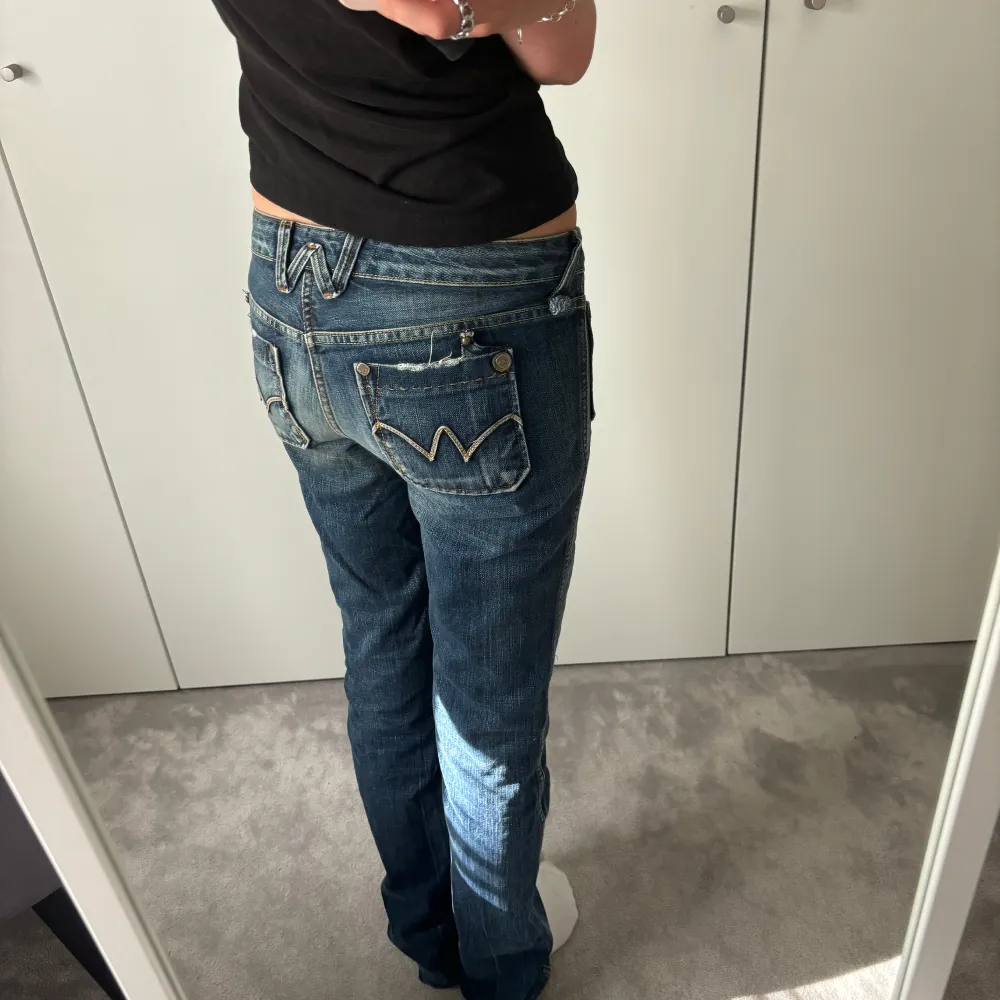 Säjer dessa raka jeans med coola detaljer! Knappt använda! . Jeans & Byxor.