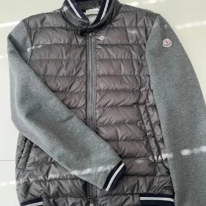 Moncler cardigan - Använda vänt sparsamt, äkta,inget som är slitet och priset är inte hugget i sten.Fråga mig om mer information.
