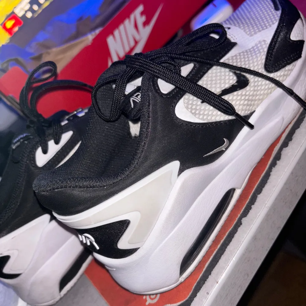 säljer mina airmaxes som jag köpte på barkarby men passade ej kvitto medföljer därmed boxen för det knappast använda nypris 1200. Kengät.