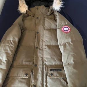 Canada Goose jacka - Jag säljer min Canada Goose Emory Parka i storlek S. Jackan är i mycket bra skick, utan hål, fläckar eller andra skador. Färgen är grön. Jackan kommer med äkta päls.   Tveka inte att höra av dig vid frågor! 