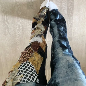 Coola bootcut jeans - Världens coolaste bootcut jeans som passar perfekt till fest eller med en t-shirt till skolan!!!😍  midjemått: 34cm rakt över  (Pris kan diskuteras vid snabb affär) Innerbenslängd: 78cm