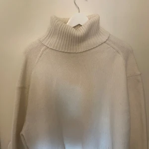 Vit stickad tröja med polokrage - En jättefin stickad tröja med polo från zara