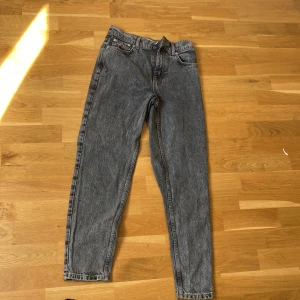 Gråa jeans  - Gråa jeans 