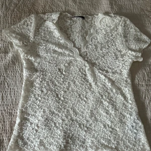 Spets tröja! - Säljer den här ur snygga spets tröjan från Gina i storlek XL men som ni ser så passar den super på mig som har XS/S men passar såklart också XL eftersom det är ett stretchig material. Använt få tal gånger, super fint skick❤️