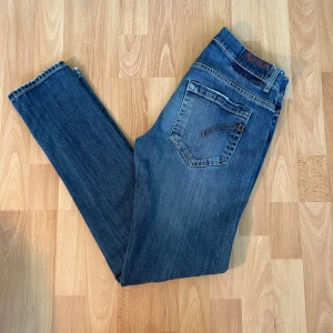 Dondup jeans  - Ett par rkt feta dondup George jeans med sköna slitningar och rkt fet färg. Bara att skriva privat ifall du har någon fråga 🙌