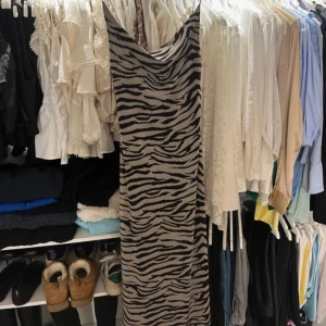 Zebraklänning - Från zara storlek M