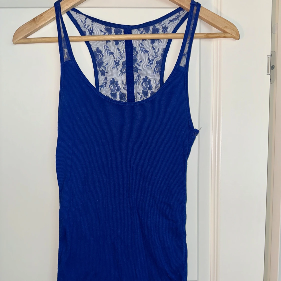 Blå topp med spets 