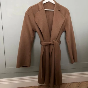 Helt oanvänd FILIPPA K kappa - Superfin, helt oanvänd kappa från FILIPPA K - EDINA jacket  Nypris 8400.  