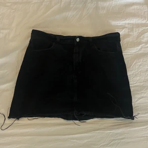 Svart kjol - Säljer denna kjolen då den inte kommer till användning!💕 Midjemått rakt över ca 44cm