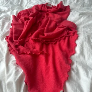 Kashmir sjal - Säljer denna som är i nyskick. 100% Kashmir. Har en rosa korall färg, super söt!!