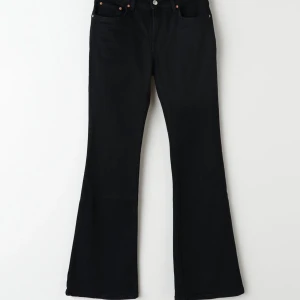 Low waist bootcut jeans - Säljer mina low waist bootcut jeans från gina tricot, köppte för 499kr💕 säljer på grun av att dem är lite förkorta på mig💕