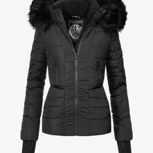 Vinterjacka - Köpt 2023 för 1300kr och är lika bra som ny. storlek S, men passar som S/M. Jackan har 5 st fickor ( en innerficka ,se bild 5) Luvan har en dragkedja ifall man skulle vilja ta bort den, och det finns även knappar ifall man vill bära luvan utan päls.