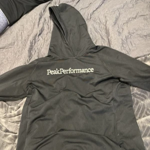 Peak performance hoodie  - Tunn sport hoodie från Peak, strl M men skulle säga att den är mer som small. Kostar ca 700 ny, knappt använd utan fläckar osv. Mitt pris 250, billigare för snabb, smidig affär. ✌️