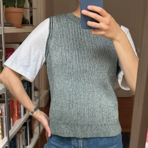 Tröja COS - Kortärmad tröja från COS i storlek M. Vita ärmar med en ribbstickad struktur.   82 % bomull  18 % polyamid   