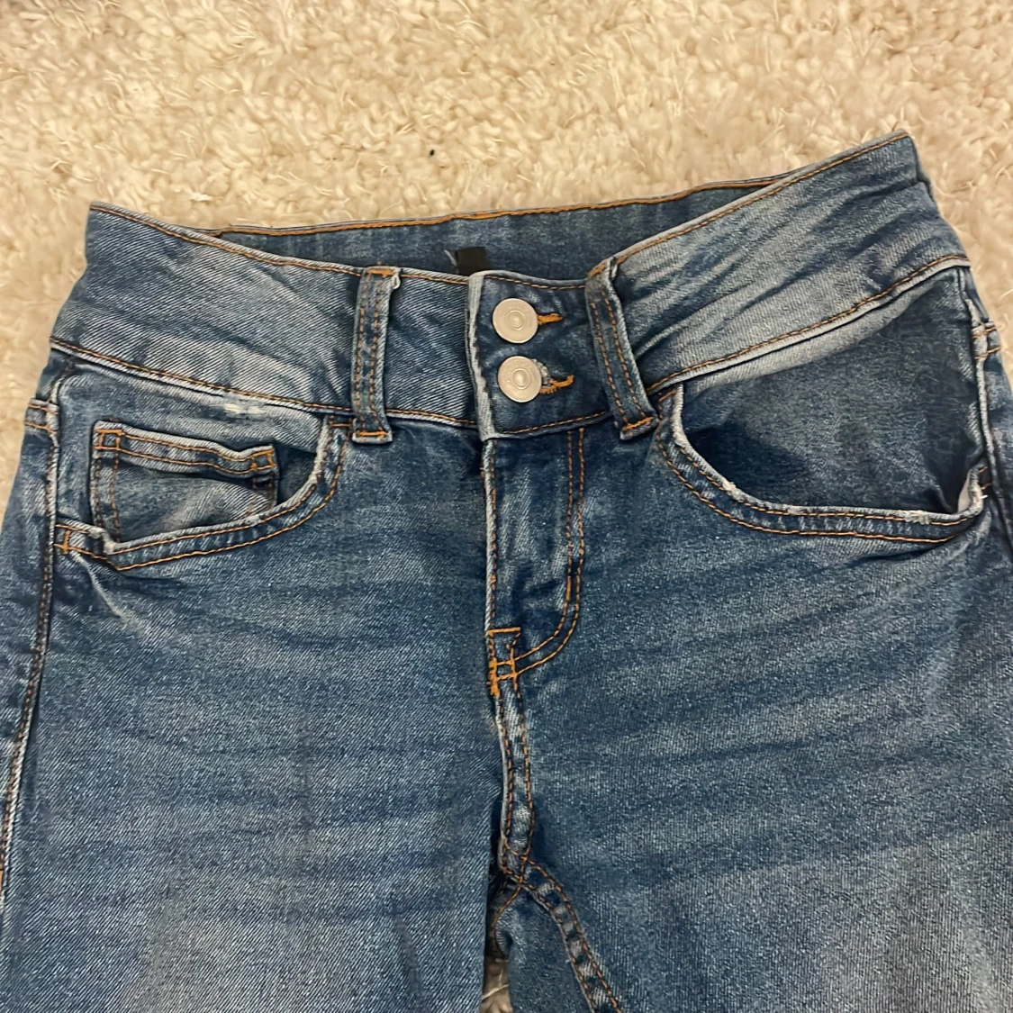 Low waist bootcut jeans från hm - 90