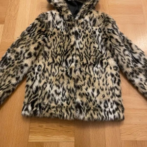 Snygg leopard jacka - Säljer en jätte snygg leopard jacka som passar perfekt till hösten, nästan aldrig använd och har inga defekter, storlek xs men passar även s , säg till för fler bilder