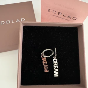 Edblad örhängen  - HELT OANVÄNDA Dream Hoops Silver från Edblad. Fick dom i studentpresent men använder ej silver!  Box och påse tillkommer!! 