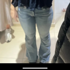 Blåa utsvängda jeans - Säljer mina helt oanvända bootcut jeans från Gina! De är i storlek 34 men stretchiga. Hör av er vid funderingar! 🩷