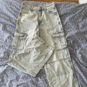 Blåa jeans med fickor - Ljusblåa jeans med fickor, från hm Divided, storlek 34, som nya. 