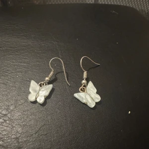 hemmagjorda örhängen  - formade som fjärilar, jättefina och i bra skick 