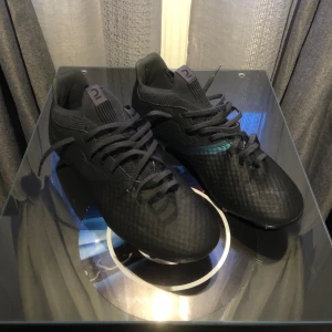 Konstgräs Fotbollsskor | Svart - Hej! Jag säljer ett par fotbollsskor som köpts från Decathlon. De har bara använts en gång under en fotbollscup. Skorna har utmärkt grepp och är mycket bekväma. Hör gärna av dig om du vill ha fler bilder eller har några frågor. Med vänliga hälsningar