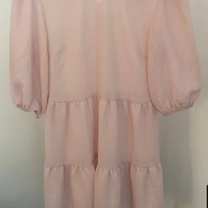 Rosa klänning med puffärm - Ganska genomskinlig klänning därför även med medkommande underklänning! Från H&M devided, men avklippta lapp. (Jag har även sytt in den i midjan så den passar en xs-s)