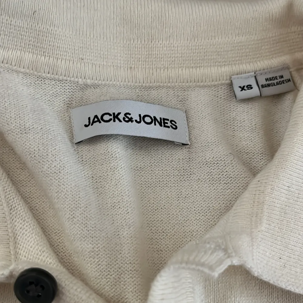 Säljer denna snygga Jack & Jones piké då den inte passade. har bara provat på den en gång. Storlek xs och är i 10/10 skick då den aldrig har använts . T-shirts.