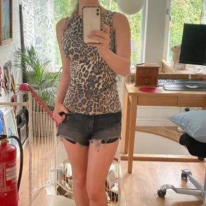 Jeansshorts  - Säljer dessa ursnygga jeansshortsen då de inte kommer till användning. De är aldrig använda, i nyskick med lappen kvar. Jätte snygga med till exempel en stickad tröja.