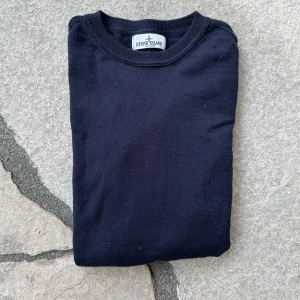 Stone island kahsmirtröja  - Perfekt kahsmir tröja till hösten! Väldigt snygg och har najs passform. Storlek S men passar M Nypris: 3999 Mitt pris: 499