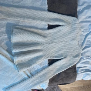 Stickad vit tröja - Fin modell, bra skick, knappt använd