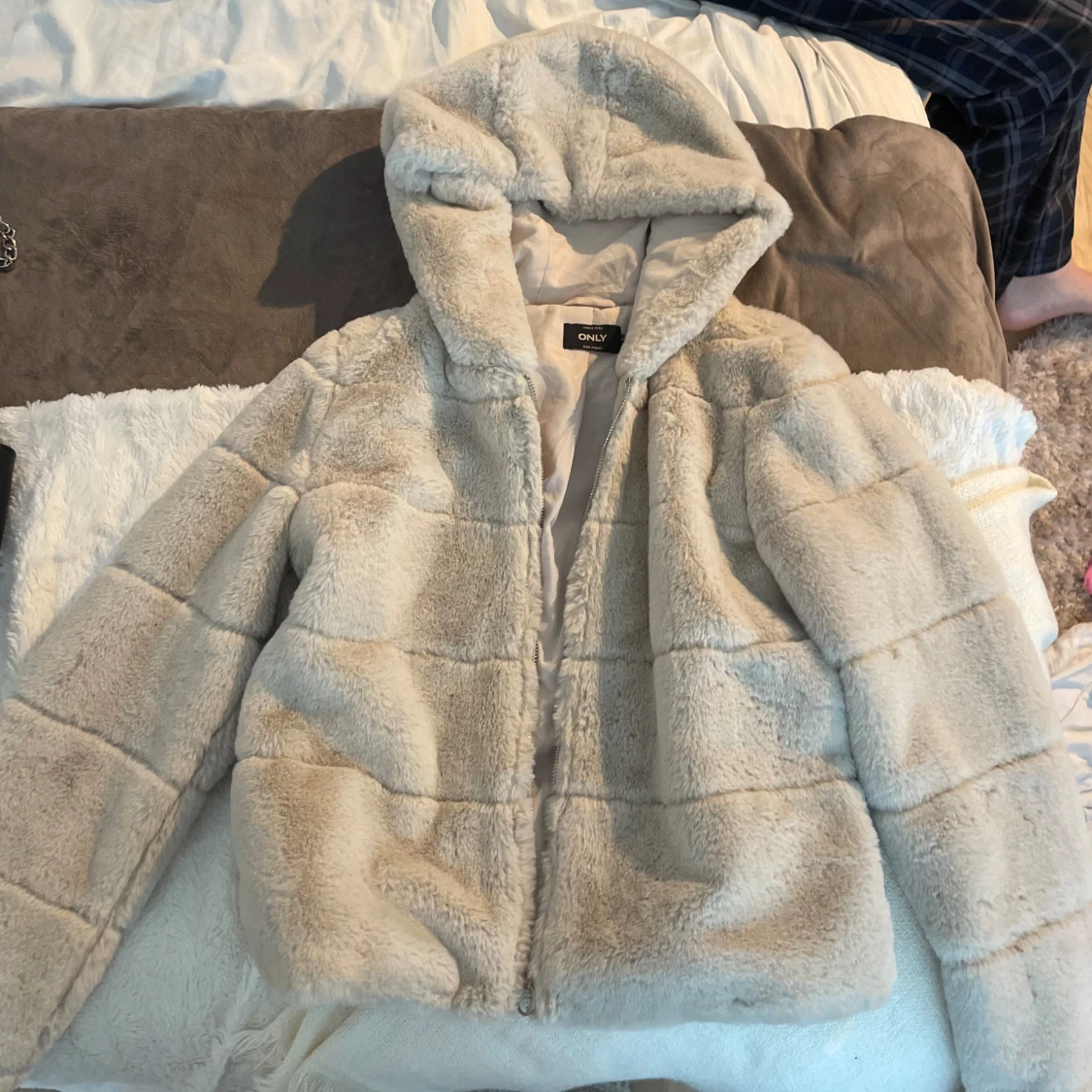 Only pälsjacka med luva