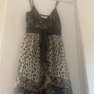 Klänning - Storlek 36/38, skicket är toppen. Från Zalando! Väldigt skön klänning och väldigt fin till alla tillfällen. Den är lite för stor på mig. haft den i 6 månader men inte använt mer än 1-2 gånger. Den har ett litet band i mitten som man kan knyta också🤍