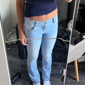 Jeans ifrån hm barnavdelningen, storlek 170 men skulle nog säga att de passar s också, fint skick har dock sprättat upp dem längst ner så något slitna längst ner, jag är 176 och de är lite korta för mig 😇💕