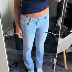 Low waist jeans  - Jeans ifrån hm barnavdelningen, storlek 170 men skulle nog säga att de passar s också, fint skick har dock sprättat upp dem längst ner så något slitna längst ner, jag är 176 och de är lite korta för mig 😇💕