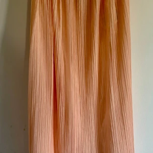 Midi chiffong kjol - Y.A.S - Ny chiffong kjol i midi längd från Y.A.S i storlek 36/S, färgen r puderrosa, A - linjerad med underkjol. Aldrig använd, endast provats på. Original pris - 799kr Material: 100% polyester