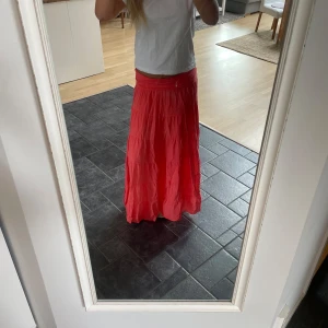 Långkjol - Skit cool långkjol som passar perfekt om man är utomlands!! Köpt för 600kr, sitter perfekt på mig som är lite över 170 och fungerar säkert utmärkt att sy upp