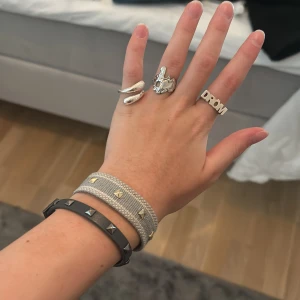 Armband - Säljer dessa fina armbanden. Den gråblåa är köpt för 300kr säljer för 150kr och den svarta är köot för 400kr säljer för 250kr
